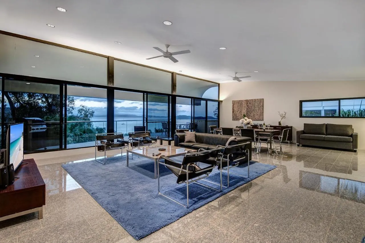 Holiday home Waves 3 Luxury 3 Bedroom Endless Ocean Views Central Location + Buggy Hamilton Island Australia