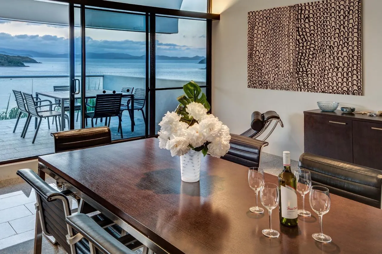 Waves 3 Luxury 3 Bedroom Endless Ocean Views Central Location + Buggy Hamilton Island Holiday home