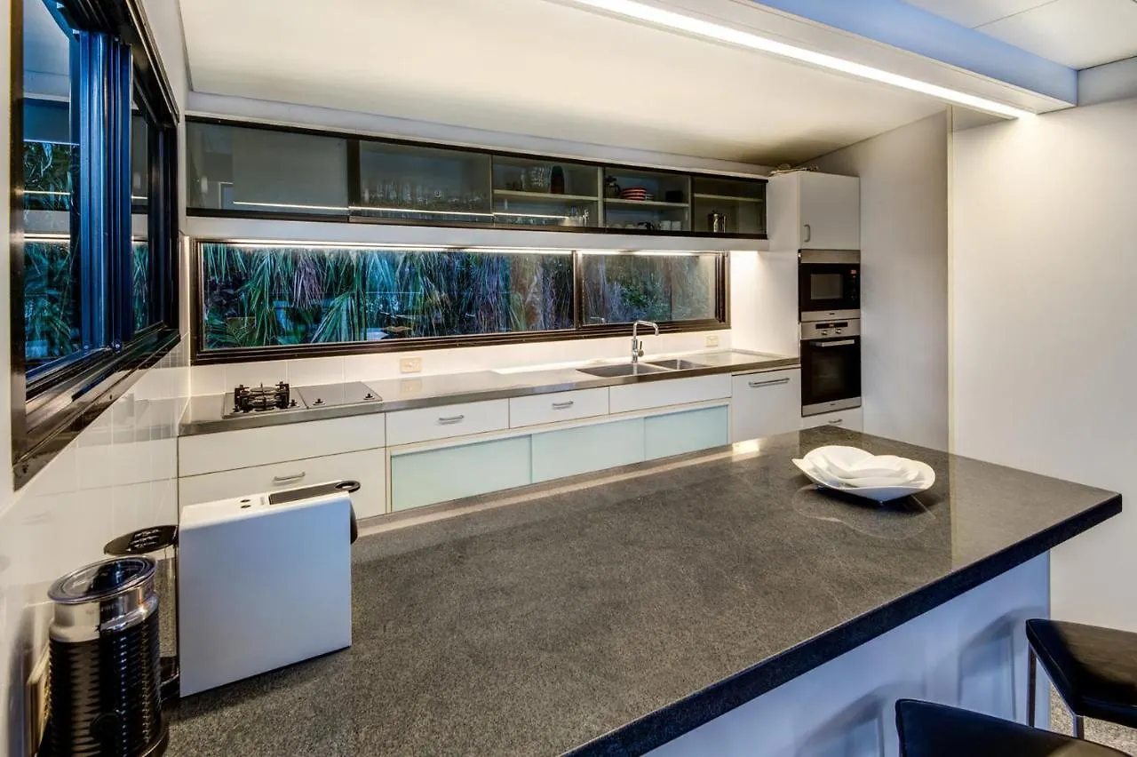 Waves 3 Luxury 3 Bedroom Endless Ocean Views Central Location + Buggy Hamilton Island