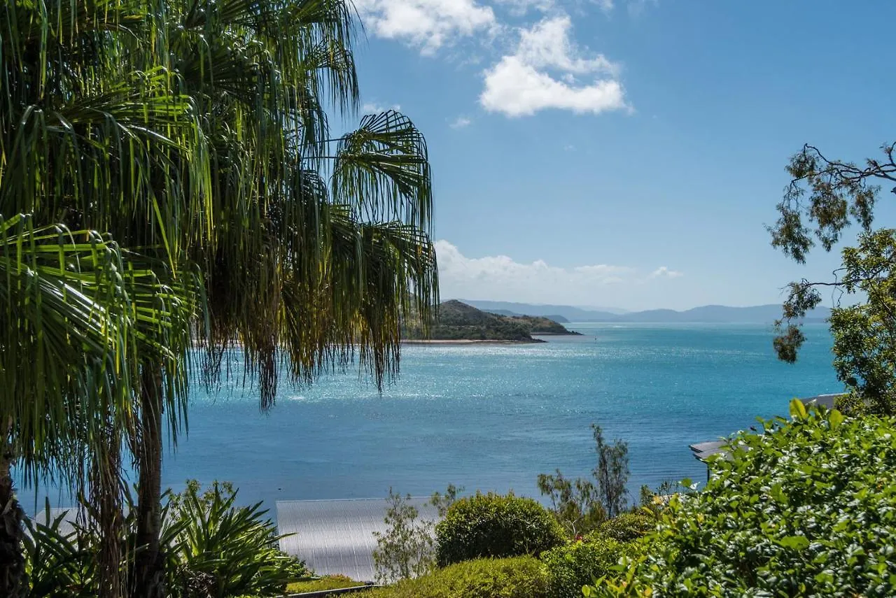 Waves 3 Luxury 3 Bedroom Endless Ocean Views Central Location + Buggy Hamilton Island