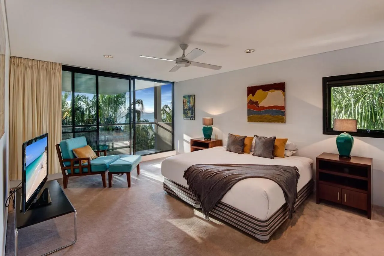 Waves 3 Luxury 3 Bedroom Endless Ocean Views Central Location + Buggy Hamilton Island Holiday home