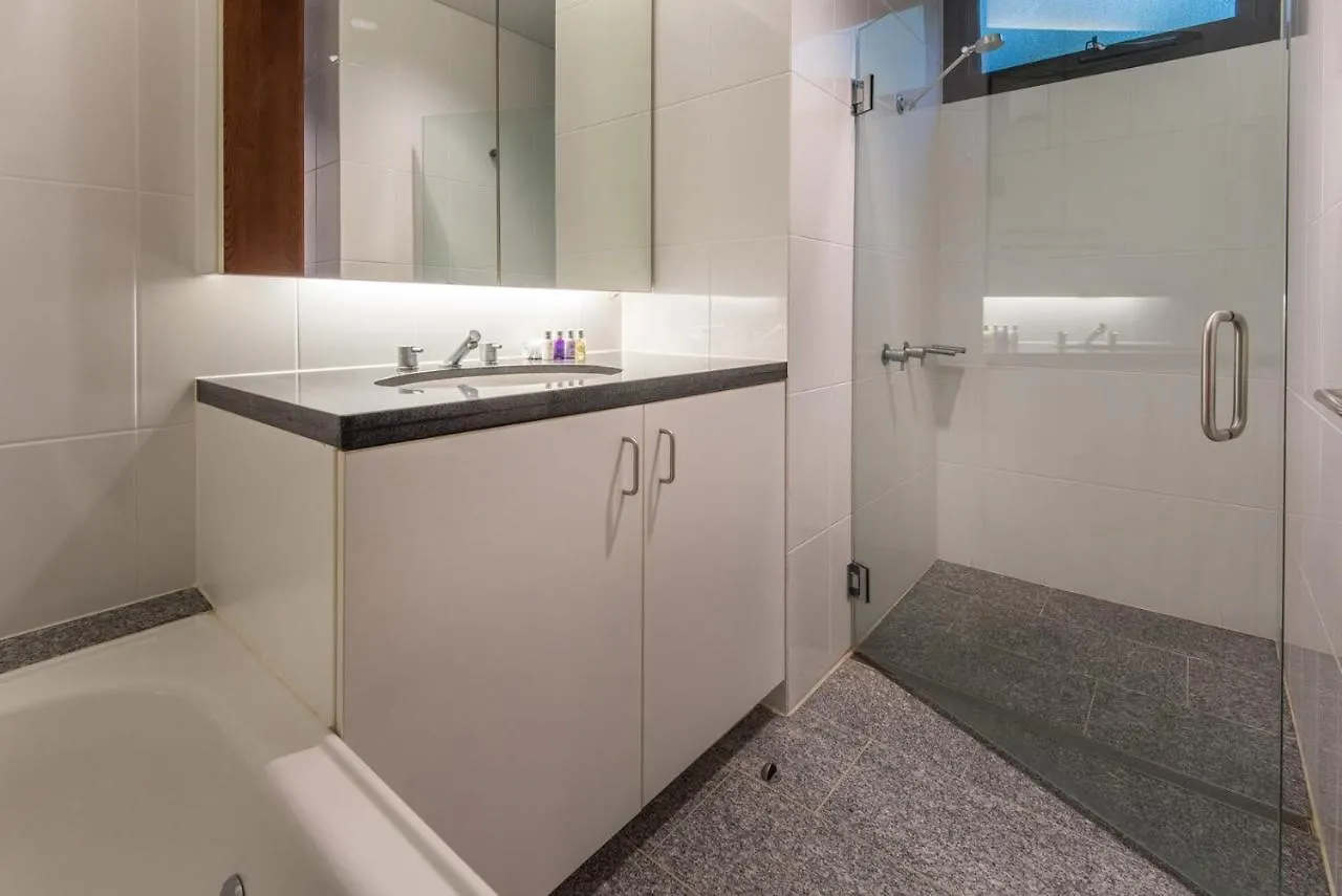 Waves 3 Luxury 3 Bedroom Endless Ocean Views Central Location + Buggy Hamilton Island Holiday home