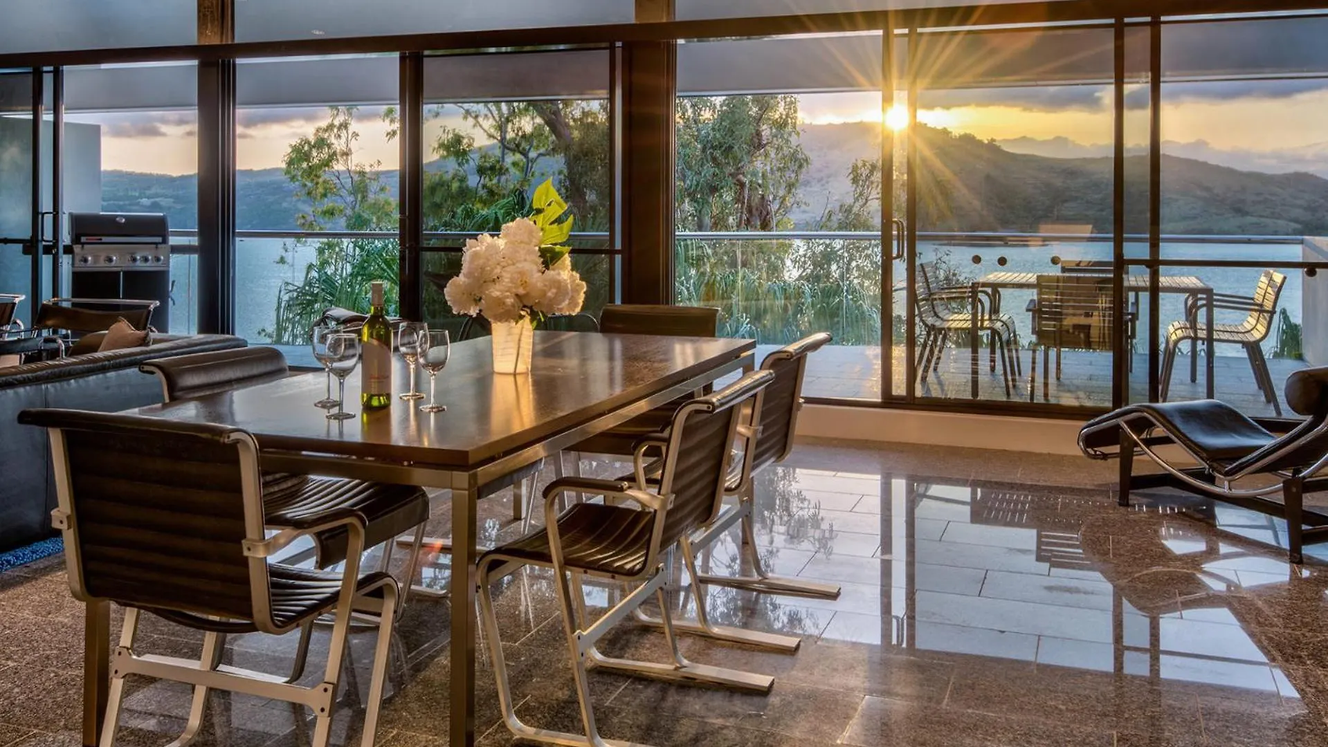Holiday home Waves 3 Luxury 3 Bedroom Endless Ocean Views Central Location + Buggy Hamilton Island