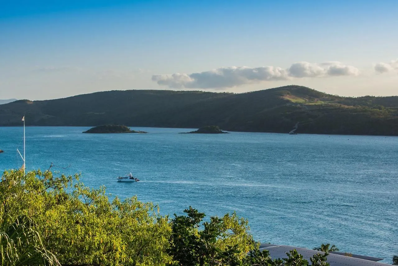 Waves 3 Luxury 3 Bedroom Endless Ocean Views Central Location + Buggy Hamilton Island Australia
