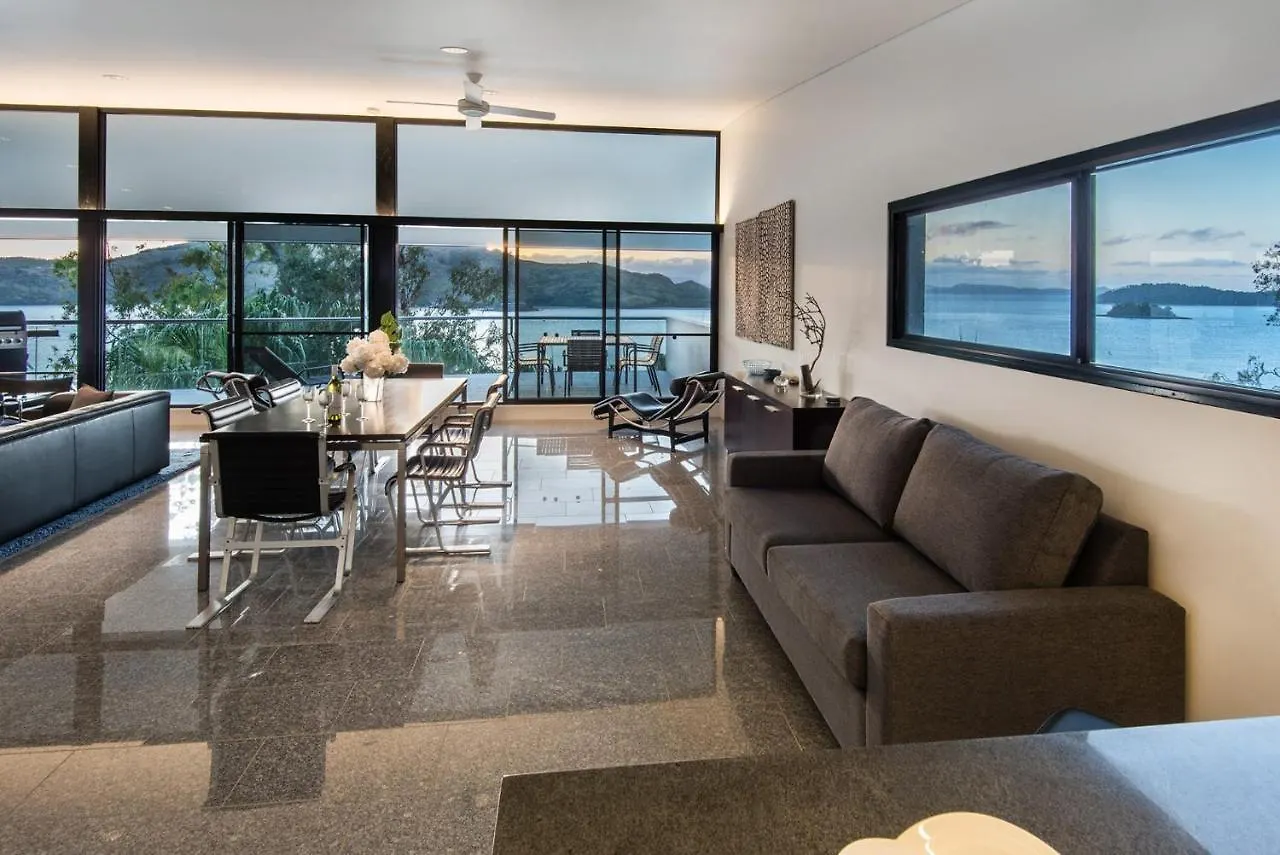 Waves 3 Luxury 3 Bedroom Endless Ocean Views Central Location + Buggy Hamilton Island 0*,  Australia