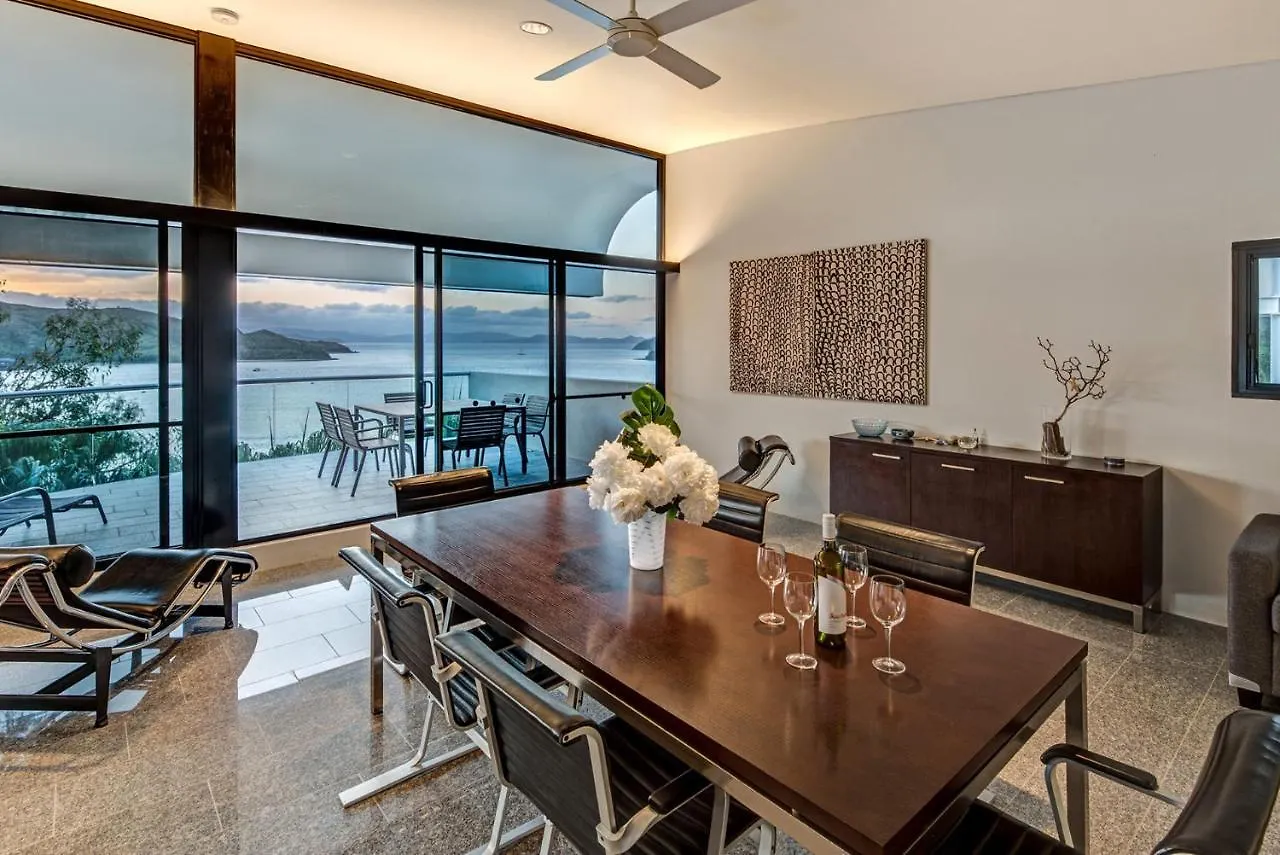 Holiday home Waves 3 Luxury 3 Bedroom Endless Ocean Views Central Location + Buggy Hamilton Island
