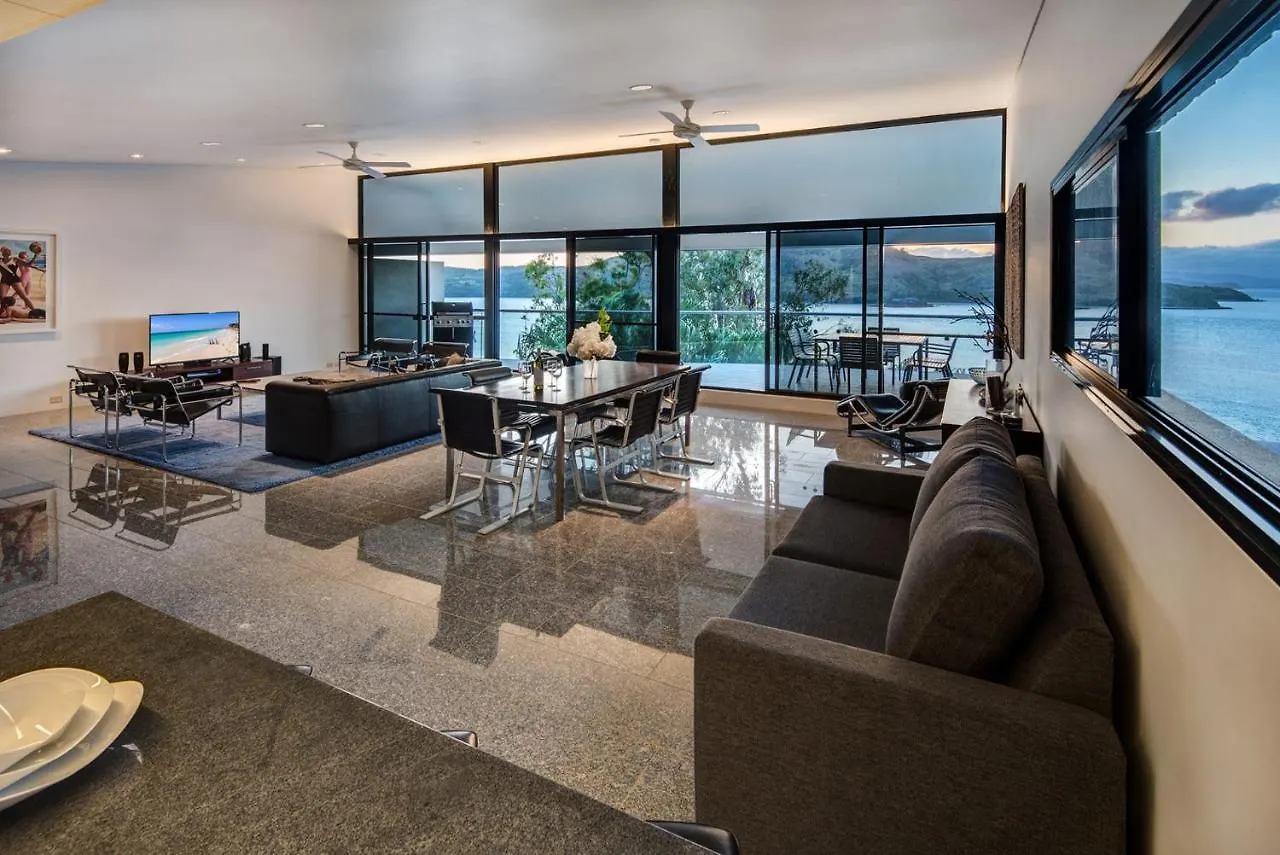 Waves 3 Luxury 3 Bedroom Endless Ocean Views Central Location + Buggy Hamilton Island 0*,  Australia